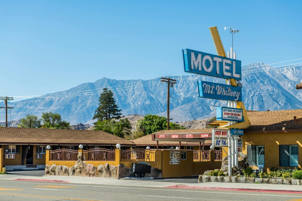 Charming motel in Lone Pine with stunning mountain backdrop, perfect for travelers.