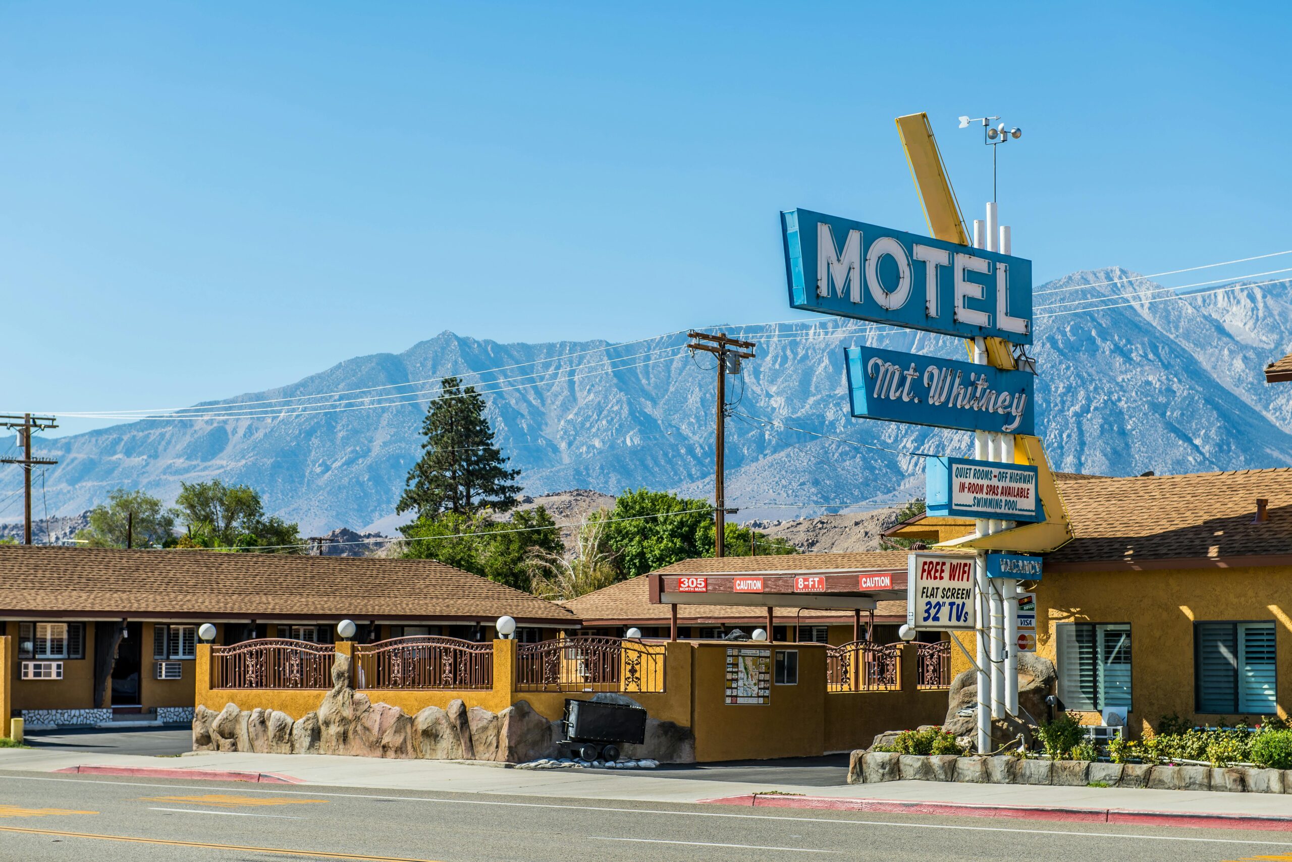 Charming motel in Lone Pine with stunning mountain backdrop, perfect for travelers.