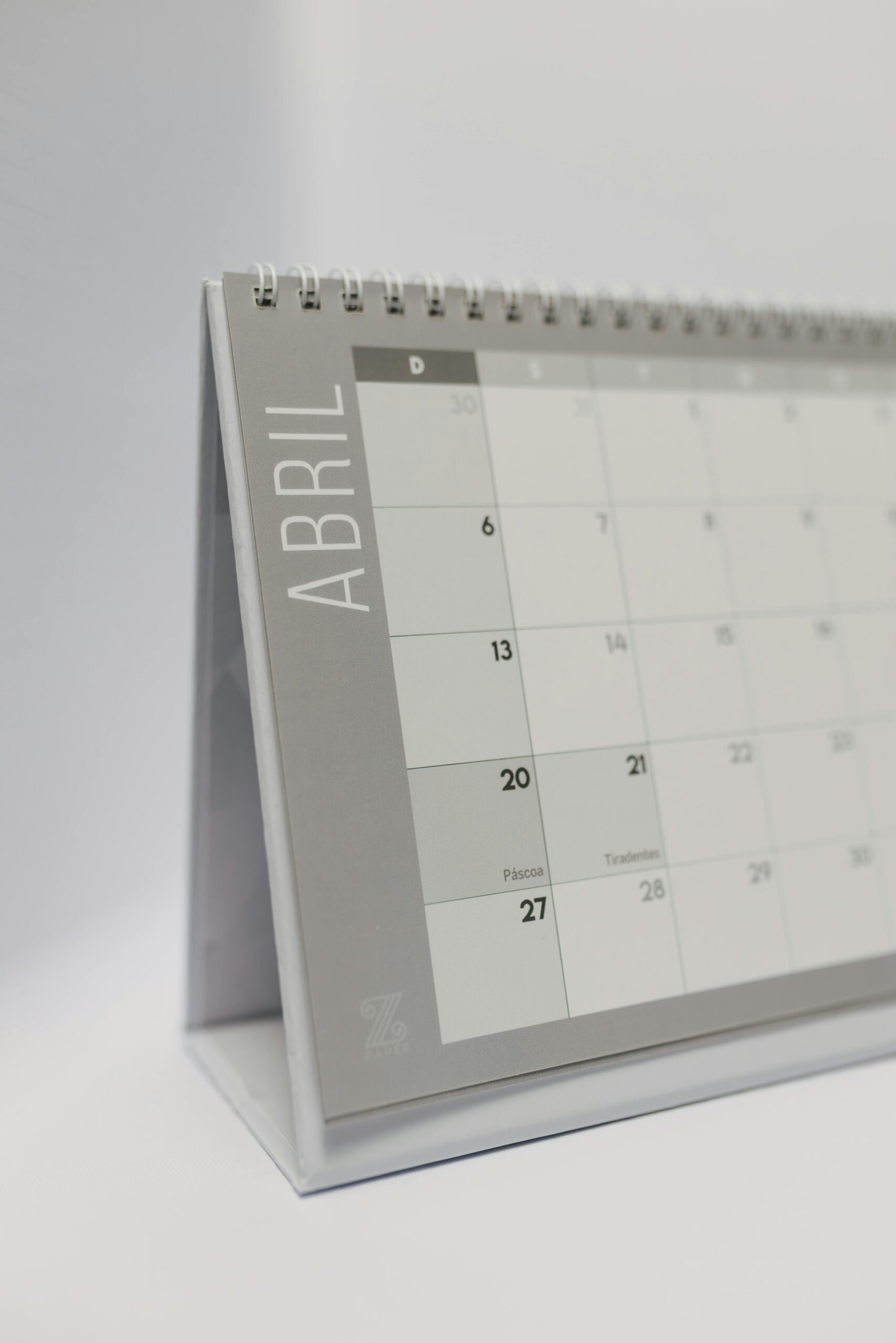 Simple and elegant desk calendar displaying the month of April with a clear focus on design.